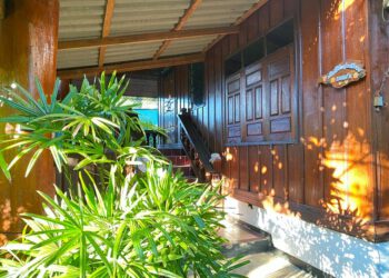 [ขาย] บ้านไม้สัก 2 ชั้นครึ่ง อ.เมือง จ. แม่ฮ่องสอน พื้นที่ 97 ตารางวา 2.6 ล.